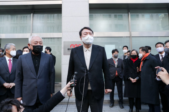 12일 윤석열 국민의힘 대선 후보가 여의도 대하빌딩에서 열린 새시대준비위 현판식에 참석한 후 취재진의 질문에 답하고 있다. 윤 후보측 제공.